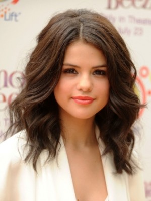 Selena Gomez Mittellange Wellen Perücke
